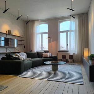 Stunning Riverview Apartment